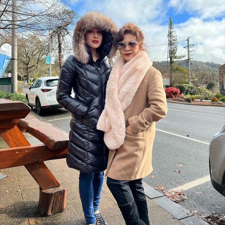 <p>Tak hanya berparas cantik, bunda dan anak ini juga sama-sama modis. Keduanya selalu mengenakan <em>outfit</em> berkelas setiap kali melakukan <em>quality time.</em> (Foto: Instagram @catharinaerliani)</p>