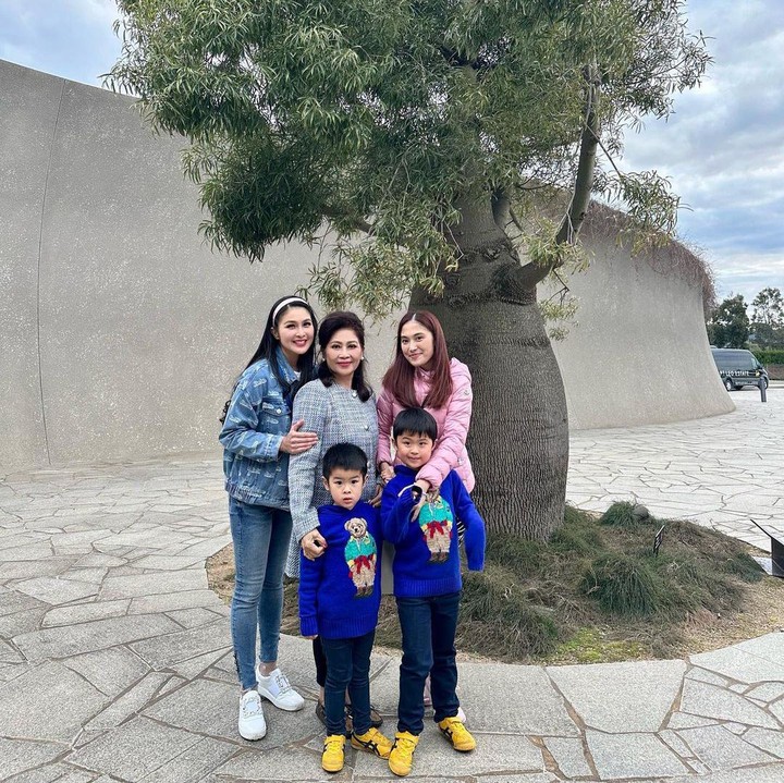 <p>Lewat media sosial, Sandra Dewi seringkali membagikan potret kebersamaan dengan ibunda dan sang adik. Baru-baru ini, mereka tengah berlibur ke Australia. (Foto: Instagram @sandradewi88)</p>