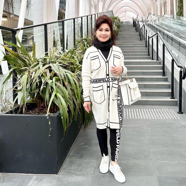 <p>Ibunda Sandra Dewi yang berparas cantik tak pernah gagal menuai pujian dari warganet. Banyak netizen memuji penampilannya yang sangat berkelas hingga menyaingi putrinya. <em>"Kok kerenan maminya,</em>" komentar akun @kazuma_**** (Foto: Instagram @sandradewi88)</p>