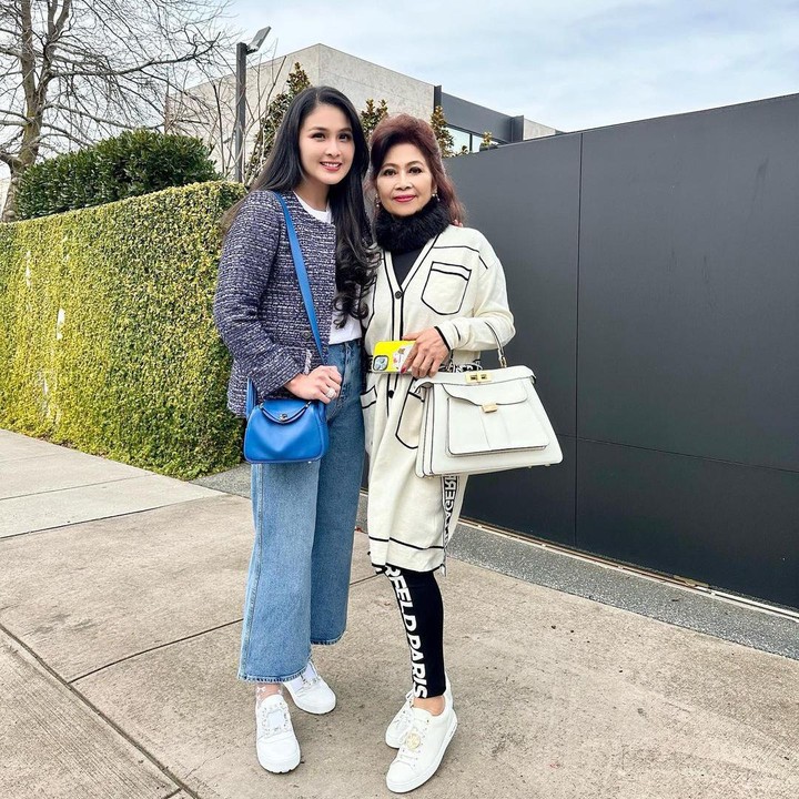 <p>Sandra Dewi memiliki ibunda yang kerap menyita atensi publik karena kecantikannya. Dia adalah Chatarina Erliani. (Foto: Instagram @sandradewi88)</p>