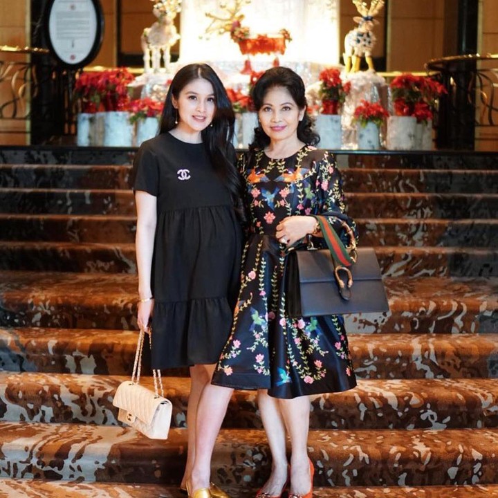 <p>Ketika berdiri berdampingan, Sandra Dewi dan sang Bunda langsung menuai komentar netizen, nih. "<em>Emak n anak sama2 shantiiiiik," </em>puji @tuti**** (Foto: Instagram @catharinaerliani)</p>