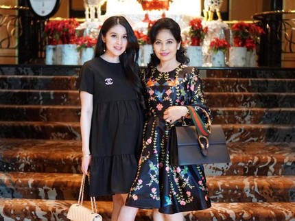 7 Potret Sandra Dewi dan Ibunda yang Kecantikannya Dipuji Netizen