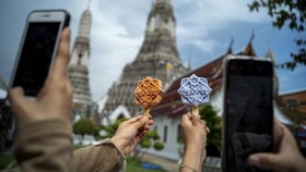 FOTO: Segarnya Es Krim Unik Berbentuk Ubin Kuil di Thailand