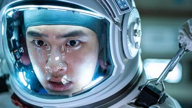 Review Film: The Moon