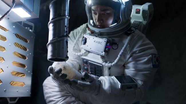 D.O. EXO cerita suka duka jadi astronaut dalam film The Moon, seperti pakai kostum yang berat hingga koreografi di gravitasi nol.