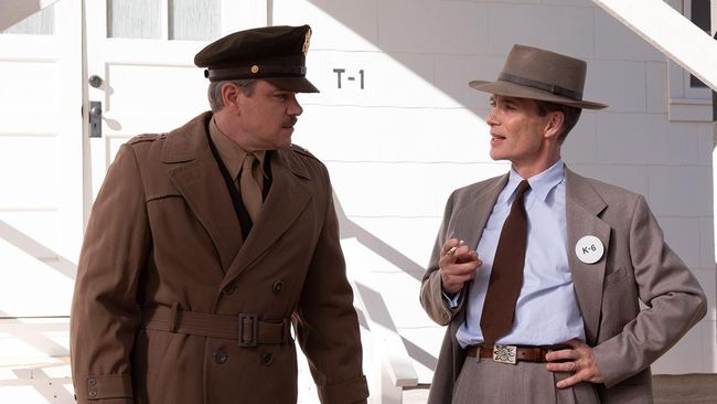 Sutradara Christopher Nolan membiarkan aktornya mengutak-atik naskah film Oppenheimer soal alasan Kyoto dicoret jadi target bom atom.