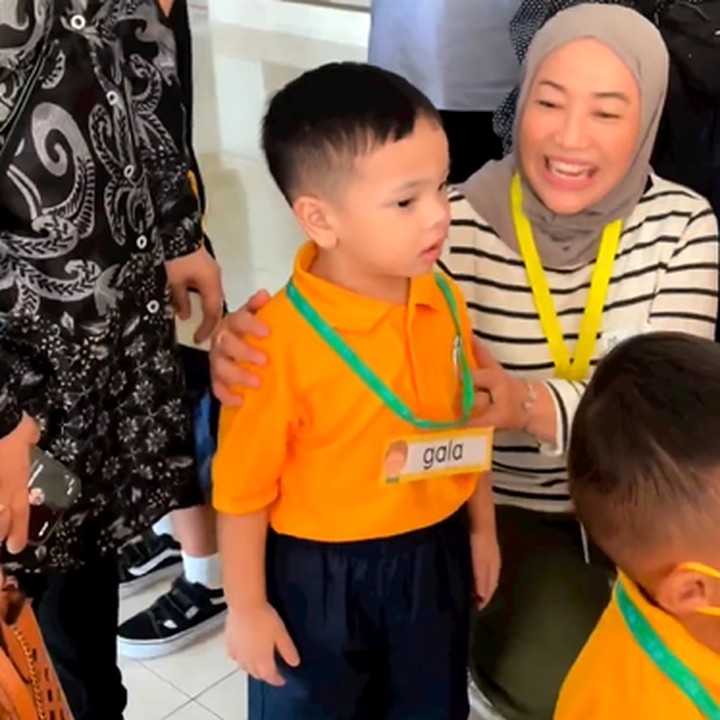 <p>Potret sekolah pertama Gala ini sontak saja mencuri perhatian publik. Menurut netizen, Gala terlihat lucu dan menggemaskan dengan seragam yang dipakainya nih, Bunda. (Foto: Instagram @dewizuhriati)<br /><br /><br /></p>