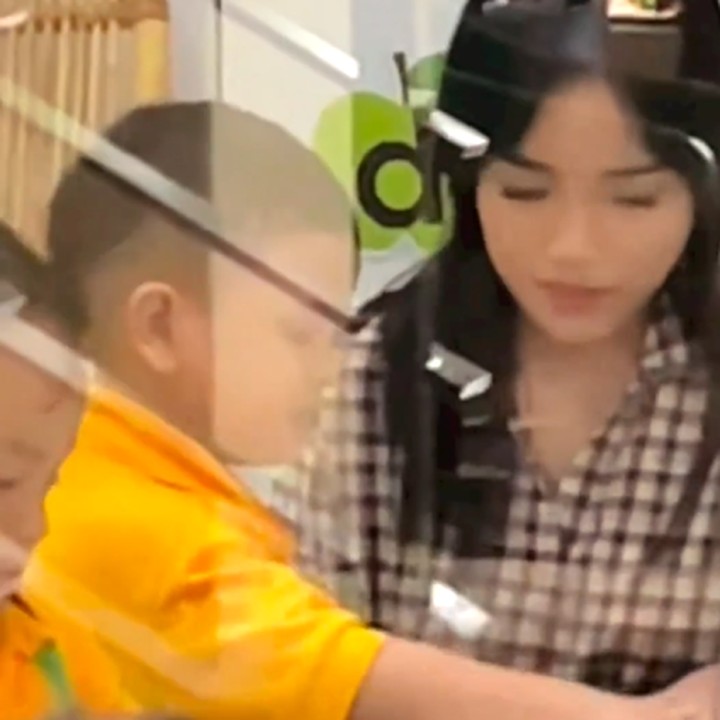 <p>Gala pun ditemani sang tante, Fuji di dalam kelas. Ternyata Gala bersekolah di tempat yang sama dengan Arsy dan Arya, anak-anak Ashanty dan Anang Hermansyah. "Gala sekolah nya sama sm kak arsy arsya," ujar Ashanty melalui kolom komentar. (Foto: Instagram @dewizuhriati)<br /><br /><br /></p>