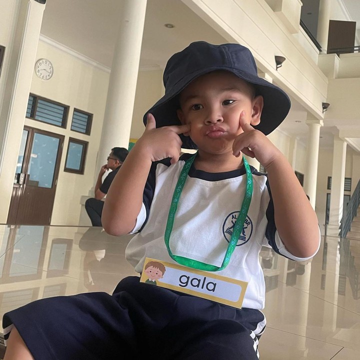 <p>Di unggahan tersebut, Gala juga mendapat banyak komentar dari netizen, nih. Selain memberikan semangat, netizen juga mendoakan agar Gala tumbuh menjadi anak yang pintar dan sehat. <em>"Maa sya Allah gala, mami papi pasti seneng liat gala sekarang sudah mulai sekolah ya nak tambah pinter tambah sehat. Semoga kelak kamu menjadi manusia yg bisa mengangkat derajat kedua orang tua ya nak . Aamiin . Doain gala yuk temen" online,"</em> ujar akun @dina****. (Foto: Instagram @dewizuhriati)</p>