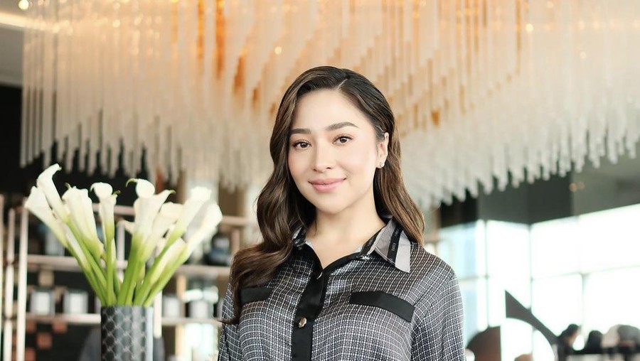 Gaya Nikita Willy tampil simpel dan elegan dengan kemeja dan rok. Gaya Nikita Willy tampil simpel dan elegan dengan kemeja dan rok.