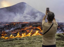 Gunung Api Islandia Meletus, Turis Malah Datang Foto-foto