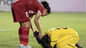 FOTO: Tangis Pemain Indonesia Usai Kalah di Semifinal AFF Wanita U-19 FOTO: Tangis Pemain Indonesia Usai Kalah di Semifinal AFF Wanita U-19