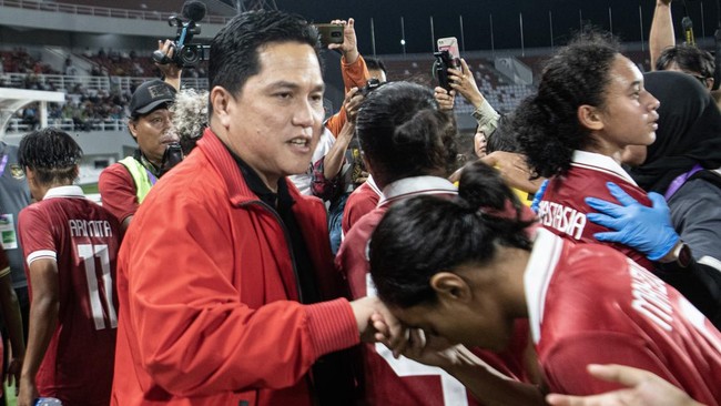 Ketua Umum PSSI Erick Thohir bertemu dengan tiga pemain Timnas Putri Indonesia termasuk Claudia Scheunemann untuk bahas strategi ke Piala Dunia Wanita 2031.