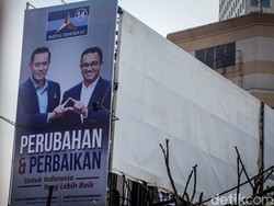 Demokrat Take Down Baliho Anies!