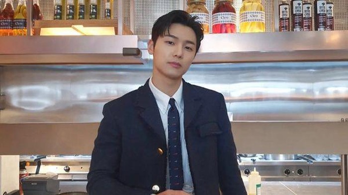 Dari Anak Band hingga Jadi Aktor, Intip Perjalanan Karier Kang Min Hyuk