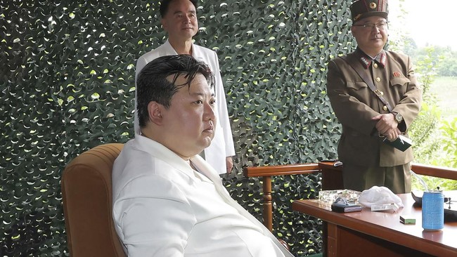 Pemimpin Korea Utara, Kim Jong Un, mengawasi uji coba rudal pada Senin (21/8), saat Amerika Serikat dan Korea Selatan menggelar latihan militer tahunan bersama.