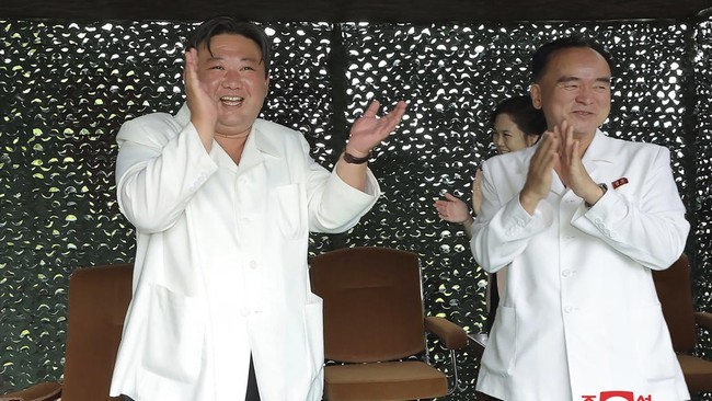 Mengintip sejumlah 'perabotan' pemimpin Korea Utara Kim Jong Un yang ada di meja saat uji coba rudal.