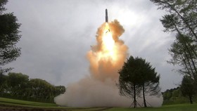 Korea Utara Luncurkan Rudal ke Laut usai Kapal AS Mampir di Korsel