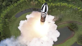 FOTO: Korut Uji Rudal Balistik Antarbenua Hwasong-18