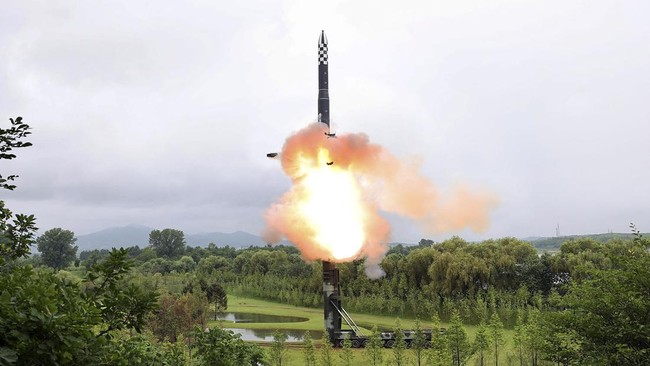 Korut disebut meluncurkan rudal balistik jarak jauh dari Pyongyang ke arah Laut Timur pada Senin (18/12). Korsel langsung mengontak AS-Jepang untuk siaga.