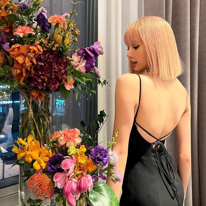 <p>Kemudian, rapper sekaligus main <em>dancer</em> dalam grup fenomenal BLACKPINK ini juga pernah mengenakan gaun dengan bagian punggung terbuka seperti ini, Bunda. (Foto: Instagram @lalalalisa_m)<br /><br /><br /></p>