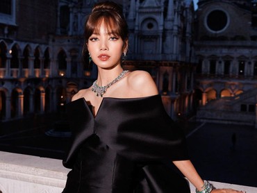 Tertarik Endorse Lisa BLACKPINK? Segini Tarifnya