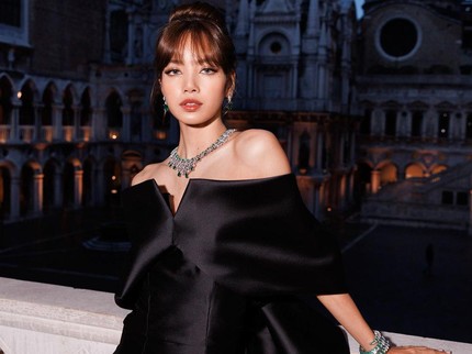 7 Potret Elegan Lisa BLACKPINK dalam Balutan Gaun Pesta, Cantik Banget Bun
