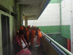 Petugas Gabungan Bersihkan Pasar Tanah Abang Blok G