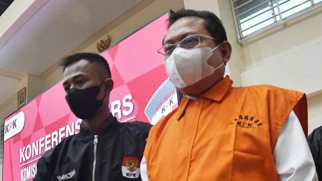 Terdapat dua mobil mewah diduga milik Sekretaris Mahkamah Agung (MA) Hasbi Hasan yang disita oleh Komisi Pemberantasan Korupsi (KPK).