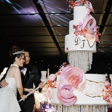 8 Foto Resepsi Mewah nan Eksklusif Tina Toon & Daniel Sang Suami