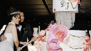 8 Foto Resepsi Mewah nan Eksklusif Tina Toon & Daniel Sang Suami