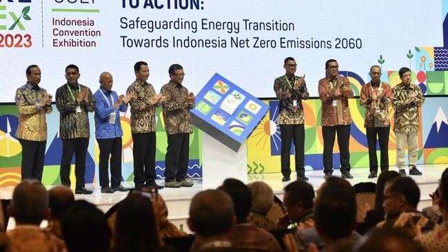 Pertamina ditegaskan tak hanya menjaga ketahanan pasokan energi konvensional, namun juga berperan aktif dengan melakukan dekarbonisasi pada bisnis perusahaan.