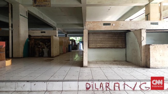 Puluhan petugas gabungan membersihkan Gedung Blok G Pasar Tanah Abang, Jakarta Pusat pada hari ini, Kamis (13/7).