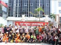 Kompaknya Polisi dan TNI Bersihkan Kali Ciliwung Jakarta Pusat