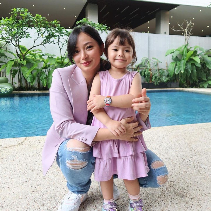 <p>Anak Asmirandah, Chloe Emanuella Van Wattimena lahir pada 25 Desember 2020. Bocah yang hampir berusia 3 tahun ini memiliki wajah bule dari sang Bunda yang keturunan Belanda dan sang Ayah yang memiliki darah Belanda, Jerman, serta Tionghoa. (Foto: Instagram: @asmirandah89)</p>