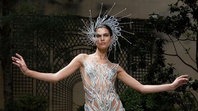 Desainer Rinaldy Yunardi digandeng desainer Iris van Herpen untuk koleksi terbarunya.Ini cerita di balik koleksi untuk Iris Van Herpen di Couture Fashion Week.