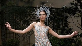 Kisah Duet Rinaldy Yunardi dan Iris van Herpen di Haute Couture Paris