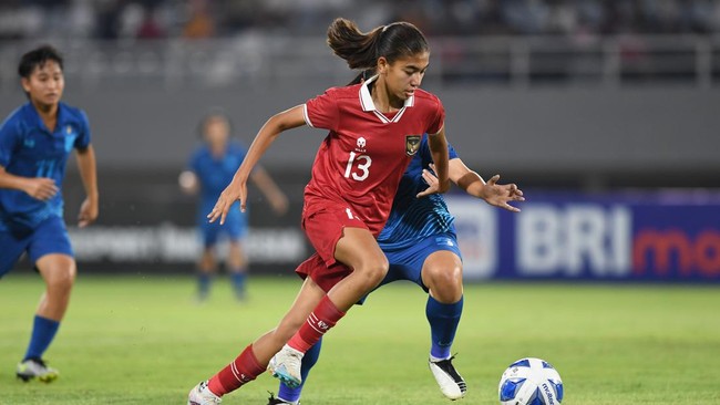 Claudia Scheunemann mencetak gol indah saat Timnas Putri Indonesia U-17 kalah dari Filipina dengan skor 1-6 di laga perdana Grup A Piala Asia Wanita U-17 2024.