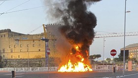 FOTO: Instalasi Mahakarya Seniman Italia Hangus Dibakar