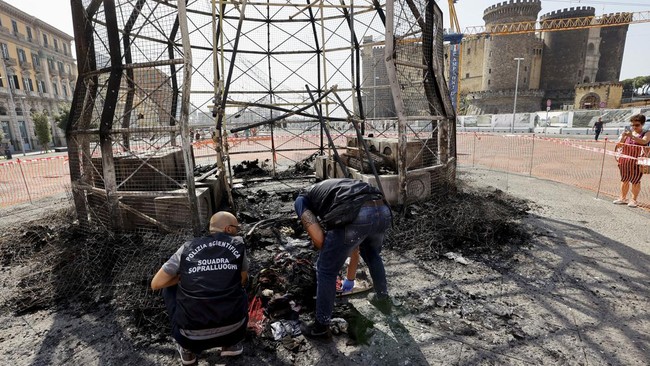 FOTO: Instalasi Mahakarya Seniman Italia Hangus Dibakar