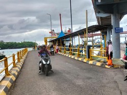 Penyeberangan di Pelabuhan Padangbai Bali Ditutup Imbas Cuaca Buruk