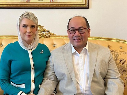 5 Potret Sofie Louise Istri Bule Putra Mahkota Kelantan Hamil Anak Pertama