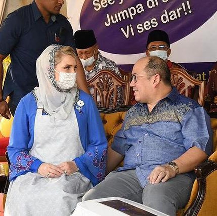 <p>Selama mengandung anak pertamanya itu, Sofie masih menjalani beragam aktivitas seperti menemani sang suami ke acara amal tahunan saat bulan Ramadan lalu. (Foto: Instagram@ljo_)</p>