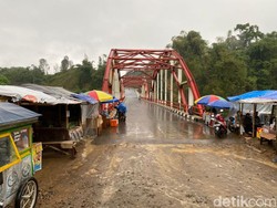 Asa Lina Cari Rupiah di Jembatan Merah Demi Biaya Kuliah Anak