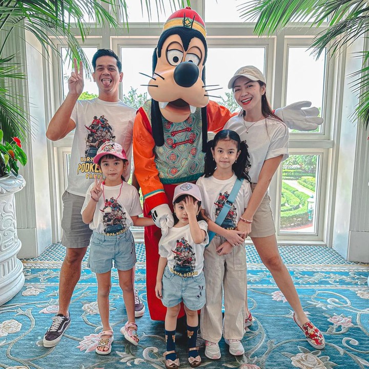 <p>Diketahui, keluarga Surya berangkat ke Hong Kong pada 7 Juli 2023. Di sana, Surya bersama istri dan anak-anaknya terlihat <em>happy,</em> nih. Untuk melengkapi keseruan liburan tersebut, keluarga Surya juga terlihat memakai <em>outfit</em> serba putih, Bunda. (Foto: Instagram @suryainsomnia dan @tyararenata)<br /><br /><br /></p>