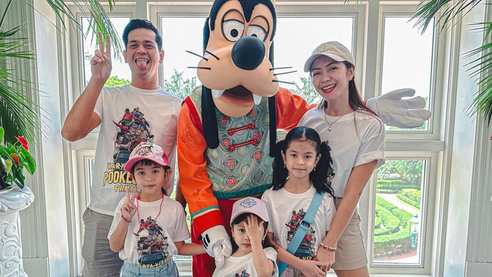 surya insomnia dan keluarga liburan disneyland