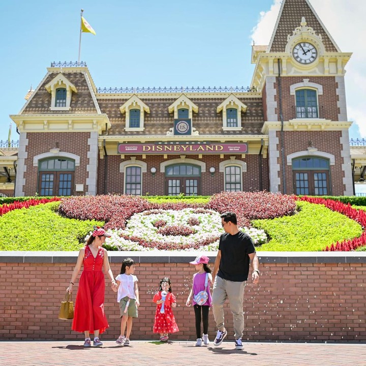 <p>Keluarga Surya Insomnia sedang berlibur Disneyland, Hong Kong nih, Bunda. Melalui media sosial Instagram, Surya dan sang istri, Tyara Renata, membagikan keseruan liburannya, nih. (Foto: Instagram @suryainsomnia dan @tyararenata)<br /><br /><br /></p>