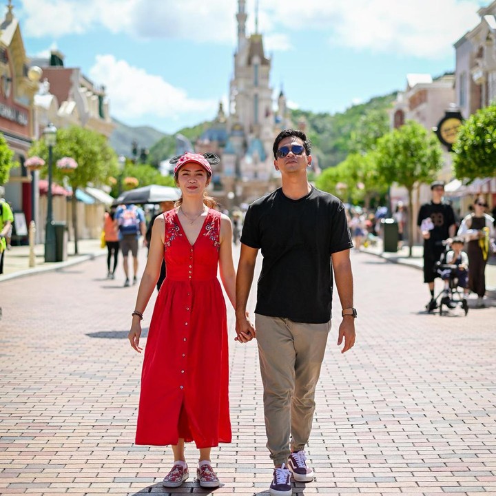<p>Lucunya, Surya Insomnia mengaku tidak tahan dengan cuaca panas di Hong Kong saat mengunjungi Disneyland. "Jangan ajakin aku ke hongkong disneyland dulu ya 6-8 tahun ini," tulisnya. (Foto: Instagram @suryainsomnia dan @tyararenata)<br /><br /><br /></p>