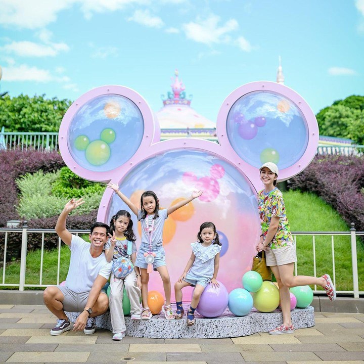 <p>Tak lupa, keluarga Surya juga berfoto di ikon berbentuk karakter kepala Mickey Mouse, nih. Semua terlihat seru, ya? (Foto: Instagram @suryainsomnia dan @tyararenata)<br /><br /><br /></p>