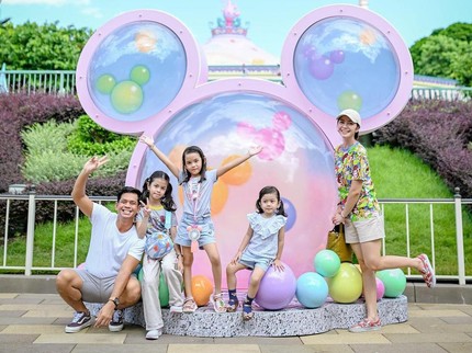 7 Potret Keseruan Surya Insomnia Ajak Keluarga Liburan ke Disneyland